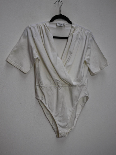 White Short-Sleeve Bodysuit - M