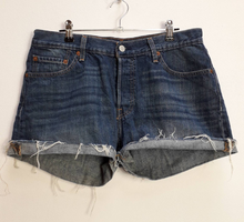 Load image into Gallery viewer, Levi&#39;s Blue Denim Shorts - M/L
