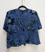 Load image into Gallery viewer, Blue Floral Tie-Up Crop Top - L
